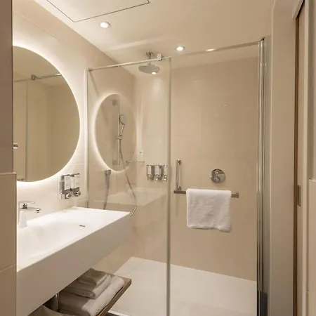 Hampton By Hilton Centre Hotel 3*