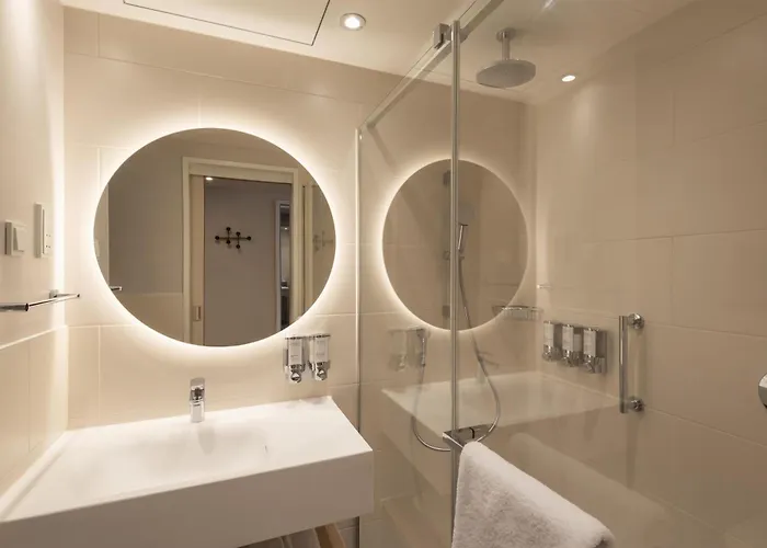 מלון Hampton By Hilton Centre 3*