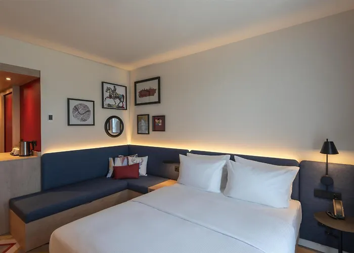 מלון Hampton By Hilton Centre 3*